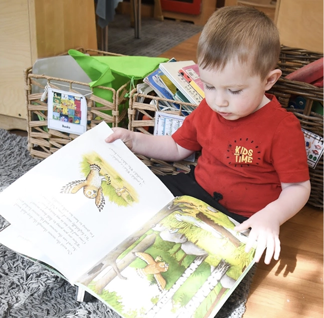 kids in uniform and read book
